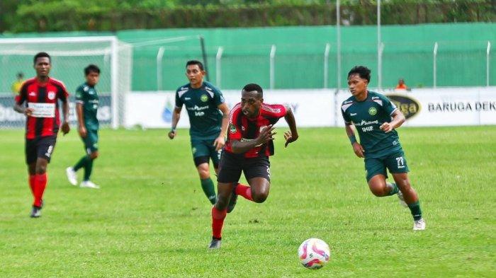 Persipura Jayapura menelan kekalahan  atas tuan rumah Persipal Palu di Stadion Gawalise, Palu, Jumat (24/1/2025).
Laga kedua Persipura di Grup K babak play-off degradasi Liga 2 itu berakhir dengan skor 2-0. Dok. Media Officer Persipura.