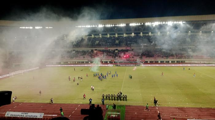 GAGAL PROMOSI - Suasana pertandingan Persipura Jayapura melawan Adhyaksa FC pada laga playoff Championship 2025/2026 di Stadion Lukas Enembe, Jumat (8/5/2026). Persipura gagal promosi setelah kalah 0-1 dari Adhyaksa FC di hadapan puluhan ribu pendukungnya.