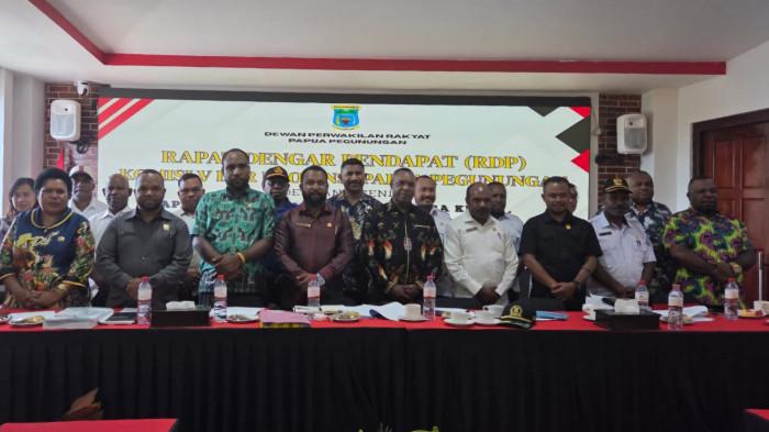 Pimpinan DPR Provinsi Papua Pegunungan bersama Komisi V dan Dinas Mitra saat melakukan foto bersama usai melakukan, rapat dengar pendapat bersama berbagai mitra kerja di Wamena, Rabu (19/11/2025).