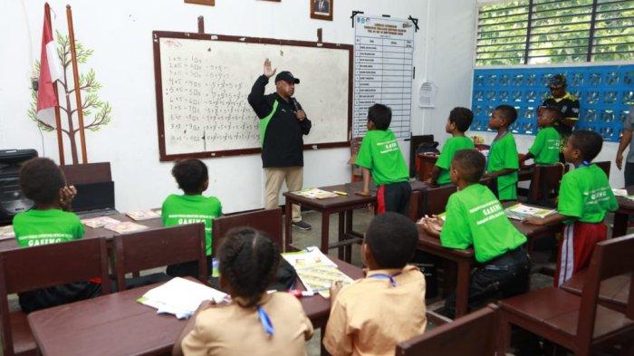 Pj Bupati Sarmi, Markus O. Mansnembra, SH., MM, mendatangi tempat pelatihan pembelajaran matematika metode Gasing (Gampang, asik dan menyenangkan) bagi para guru dan siswa jenjang SD dan SMP tahun 2023, bertempat di SMP YPK Ebenhaizer Sarmi, Sabtu, 9/9/2023.