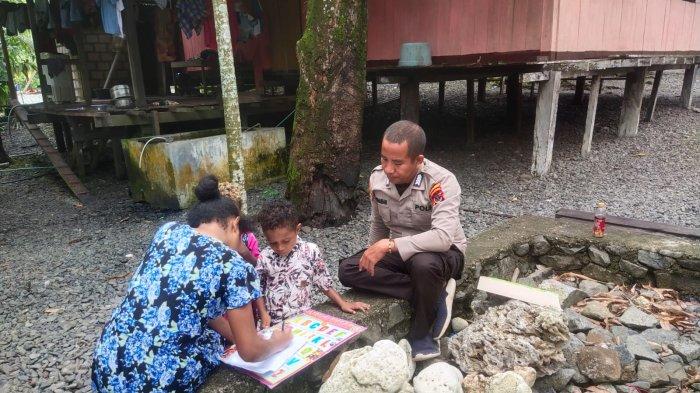 Bhabinkamtibmas Polsek Kemtuk Gresi Papua Masuk dan Keluar Kampung Ajari Warga Baca Tulis