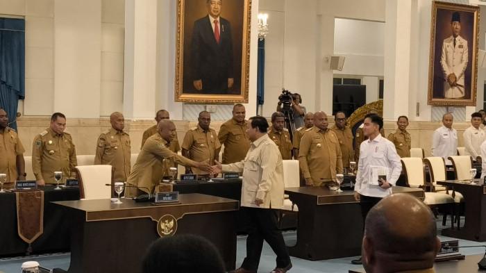 PERCEPATAN PEMBANGUNAN PAPUA - Presiden RI Prabowo Subianto dan Wakil Presiden RI Gibran Rakabuming menyalami para kepala daerah dari Papua di Istana Negara, Jakarta, Selasa (16/12/2025).