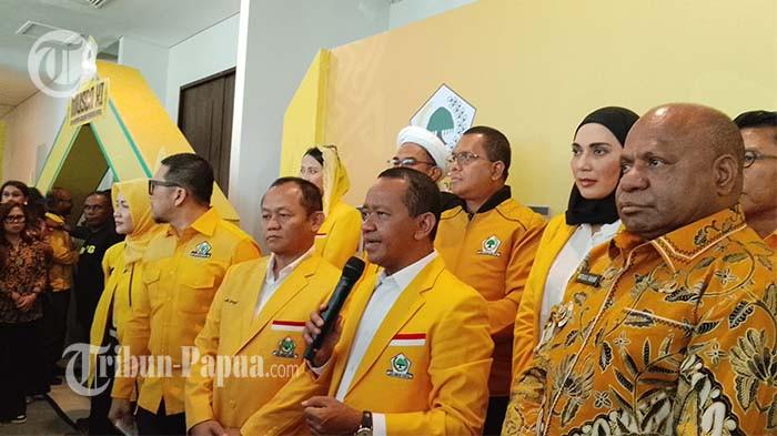 MUSDA GOLKAR - Gubernur Papua, Matius Fakhiri (batik kuning) mendampingi Ketua Umum Partai Golkar Bahlil Lahaladia saat membuka Musyawarah Daerah (Musda) XI DPD Partai Golkar Provinsi Papua di Kota Jayapura, Jumat (17/10/2025).