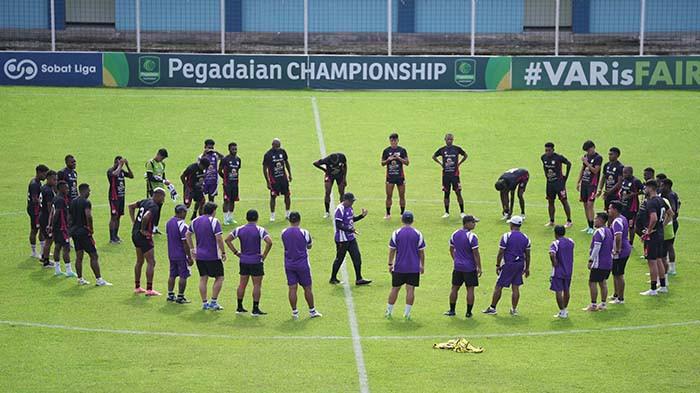 PERSIPURA - Pemain Persipura Jayapura tengah ujicoba Stadion Wergu Wetan, Kudus, Kamis (29/1/2026). Jumat (30/1/2026) besok, skuad Mutiara Hitam meladeni tantangan tuan rumah, Persiku Kudus. 