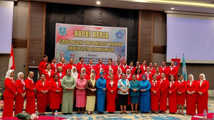 RAKER GOW BIAK - Foto Bersama Ketua GOW Biak, Renny Haryanti Kapissa bersama anggota dan juga Ketua TP PKK Biak Numfor, Imelda Mansnembra saat Raker, Jumat (14/11/2025). Raker yang dilakukan membahas program kerja evaluasi kegiatan serta mensinergikan program kerja gawai dengan program pemerintah daerah.