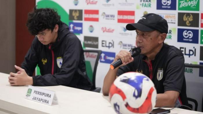 PERSIPURA JAYAPURA - Pelatih Persipura, Rahmad Darmawan dan striker muda Persipura, Reno Salampessy dalam konferensi pers jelang laga kontra PSIS Semarang, Jumat (17/4/2026).
