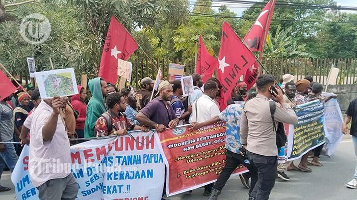 HARI HAM SEDUNIA - Aksi peringatan Hak Asasi Manusia Sedunia di Sentani, Distrik Sentani, Kabupaten Jayapura, Papua, Rabu (10/12/2025). KNPB turun ke jalan untuk menyampaikan aspirasi terkait pelanggaran HAM ke pemerintah.