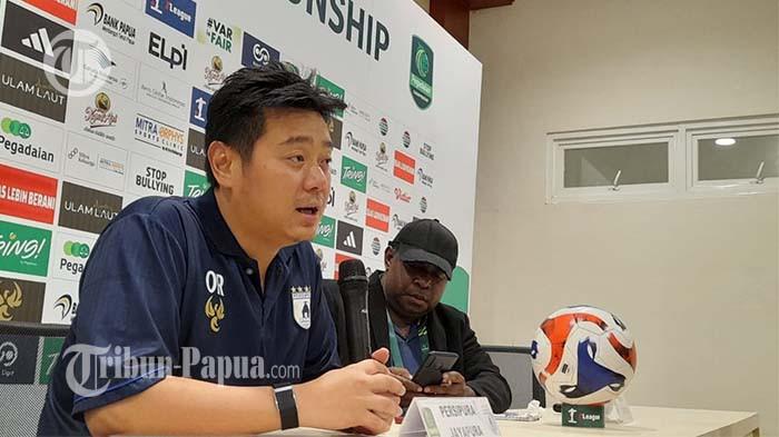 PERSIPURA - Manajer Persipura Jayapura, Owen Rahadiyan, memberikan keterangan usai laga lanjutan Pegadaian Championship di Stadion Lukas Enembe, Jayapura, Rabu (12/11/2025) malam WIT. Persipura masih memerlukan banyak perbaikan, baik di dalam maupun di luar lapangan. 