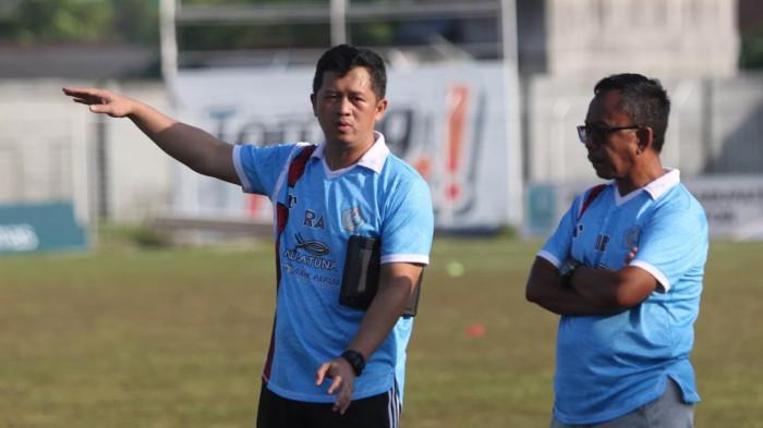 PERSIPURA - Regi Aditya saat masih melatih PSBS Biak di Liga 2 musim 2023/2024. Persipura Jayapura mendapuk Regy sebagai asisten pelatih, mendampingi Rahmad Darmawan mengarungi Pegadaian Championship musim 2025-26. (Media Officer PSBS Biak)