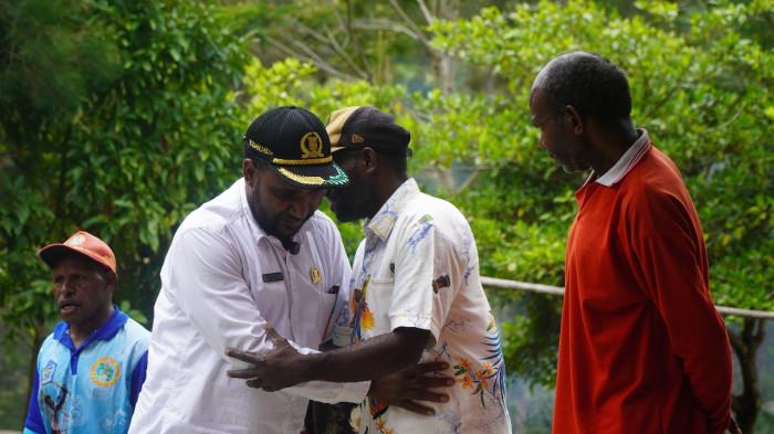 DISKUSI: Ketua DPR Provinsi Papua Pegunungan, Yos Elepoere, usai melakukan diskusi dengan masyarakat pemilik kebun di  perbatasan Distrik Tailarek dan Ibele Kabupaten Jayawijaya, Jumat, (10/08/2025).