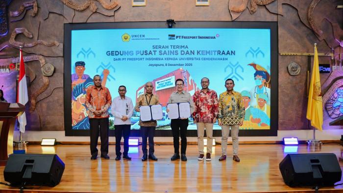 PENDIDIKAN PAPUA - Presiden Direktur PT Freeport Indonesia Tony Wenas (ketiga kanan) menyerahterimakan simbolis fasilitas Gedung Pusat Sains dan Kemitraan Universitas Cenderawasih (UNCEN) kepada Rektor UNCEN Dr. Oscar O. Wambrauw SE., M.Sc..Agr. (ketiga kiri), di Jayapura, Provinsi Papua, 8 Desember 2025.