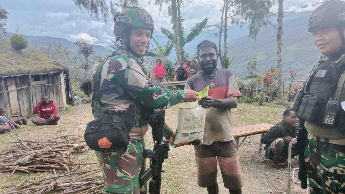 Datangi Warga yang Berduka, Satgas Yonif Para Raider 305 Tengkorak Berikan Sembako
