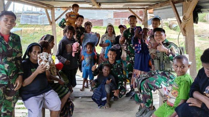 Menjelang Natal 2024, Satgas Yonif 512/QY Bagikan Pakaian Baru di Distrik Kiwirok Papua Pegunungan