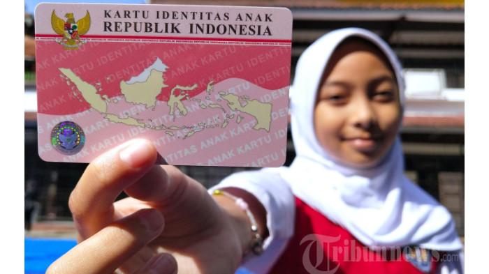 KARTU IDENTITAS ANAK - Seorang pelajar memperlihatkan Kartu Identitas Anak (KIA) yang baru diterima dari Plh Wali Kota Bandung, Ema Sumarna di SDN 001 Merdeka, Jalan Merdeka, Kota Bandung, Jawa Barat, Senin (12/6/2023). Pada acara tersebut, Pemerintah Kota (Pemkot) Bandung simbolis menyerahkan 4.464 KIA untuk peserta didik SD dan SMP di Kota Bandung dalam rangka implementasi program Kisanak (KIA Kerja Sama dengan Sekolah Anak). Hingga Juni 2023, realisasi pembuatan KIA di Kota Bandung sudah mencapai 48 persen atau sebanyak 294.570 KIA dari target nasional sebesar 50 persen.