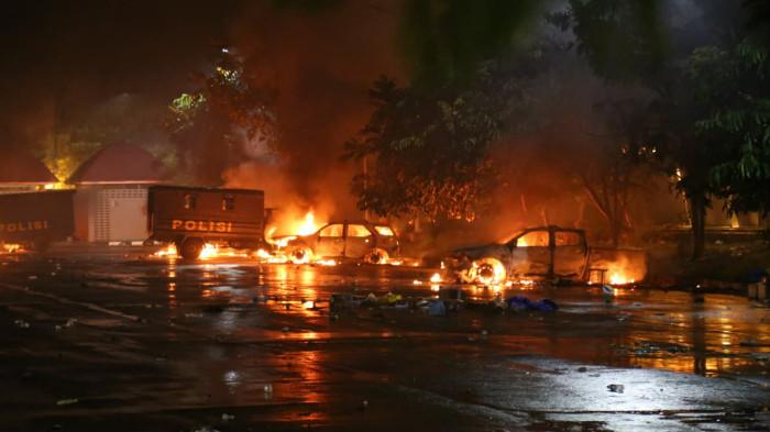RICUH LAGA PERSIPURA - Situasi di depan Stadion Lukas Enembe, Kabupaten Jayapura, seusai dibakar para suporter Persipura yang kecewa atas kegagalan tim kesayangan mereka lolos ke Super League, Jumat (8/5/2026).