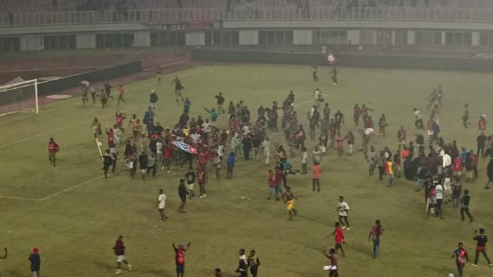 PERSIPURA KALAH - Suporter Persipura Jayapura turun ke lapangan usai pertandingan melawan Adhyaksa FC di Stadion Lukas Enembe, Jumat (8/5/2026). Kekecewaan suporter pecah setelah Mutiara Hitam kalah 0-1 dan gagal promosi ke Liga 1 musim depan.