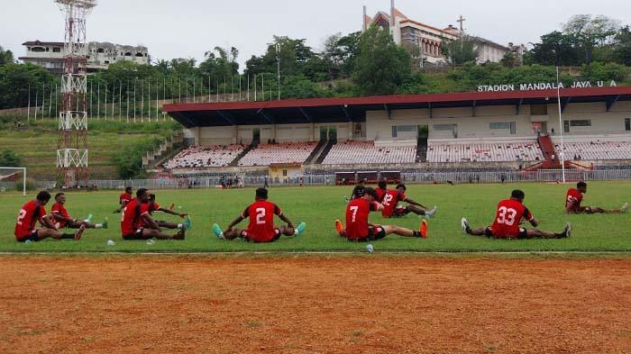 LATIHAN - Para pemain Persipura Jayapura menjalani sesi latihan di Stadion Mandala, Kota Jayapura, Papua, Rabu (4/2/2026) sore.