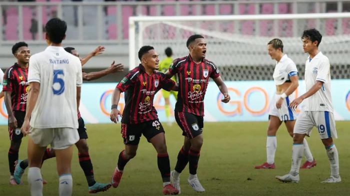 LIVE STREAMING - Bentrok Persipura Jayapura vs Persiku Kudus berlangsung di Stadion Lukas Enembe, Papua, Jumat (7/11/2025), pukul 17.00 WIB atau 19.00 WIT. Laga dapat disaksikan melalui live streaming Vidio.