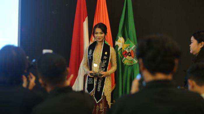 BEASISWA YPMAK - Thalia Thomas Karupukaro, penerima beasiswa PTFI melalui YPMAK berhasil meraih gelar dokter dari kampus Universitas Katolik Atma Jaya, Kampus Pluit, Jakarta pada 4 November 2025.