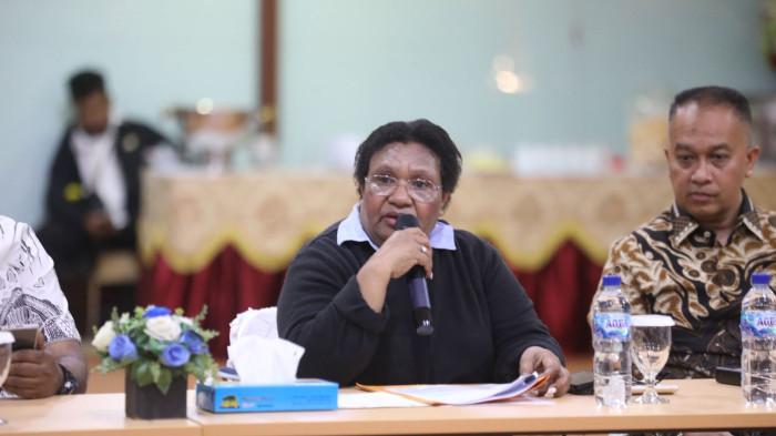 MEMBANGUN PAPUA - Wakil Menteri Dalam Negeri (Wamendagri) Ribka Haluk memberikan pengarahan pada Rapat Komite Eksekutif Percepatan Pembangunan (KEPP) Otsus Papua dan Badan Pengarah Percepatan Pembangunan Otonomi Khusus Papua (BP3OKP) di Manokwari, Papua Barat, Senin (3/11/2025). (dok. Humas Kemendagri)