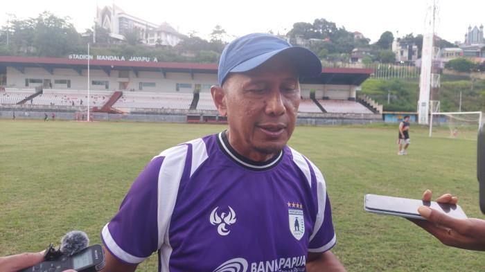 Pelatih Persipura Jayapura, Rahmad Darmawan usai memimpin latihan di Stadion Mandala, Jayapura, Selasa (21/10/2025). 