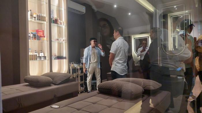 ak interior De WAVE Abepura. Petugas sedans