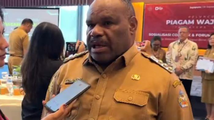 TAMBANG EMAS YAHUKIMO - Bupati Yahukimo, Didimus Yahuli saat diwawancarai di Jayapura, Selasa (30/9/2025). Ia mengatakan pemkab sulit menekan tambang emas ilegal sebab tidak ada regulasi yang mengatur.