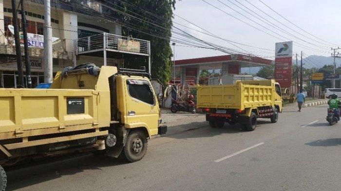 Antrean kendaraan pengguna solar di SPBU Kotaraja, Kota Jayapura, Papua, Rabu (16/10/2019).