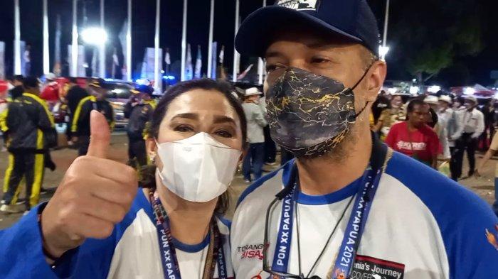 Ari Sihasale bersama istri, saat diwawancarai Tribun-Papua.com.