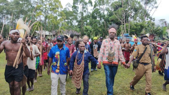 PEMEKARAN DAERAH- Masyarakat Distrik Benawa menyambut kedatangan tim pemekaran CDOB Kabupaten Benawa dengan tarian adat menjelang deklarasi yang dijadwalkan berlangsung pada 12 Maret 2026 di ibu kota Distrik Benawa, Kabupaten Yalimo, Papua Pegunungan. 