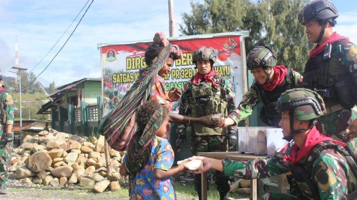 Satgas Yonif Para Raider 328 DGH Siapkan Nasi Bungkus untuk Warga Intan Jaya Papua