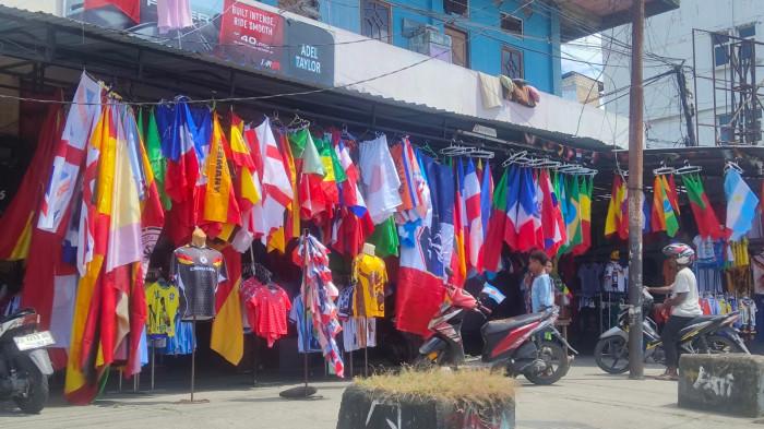 Warna-Warni Bendera Negara Peserta Piala Dunia Hiasi Lapak di Abepura