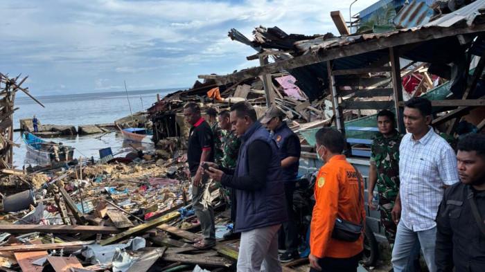 PERISTIWA LEDAKAN - Kapolres Biak Numfor bersama Kasatreskrim bersama anggota lainnya saat turun ke lokasi untuk sterilisasi dan identifikasi lokasi ledakan, Minggi (31/5/2026).