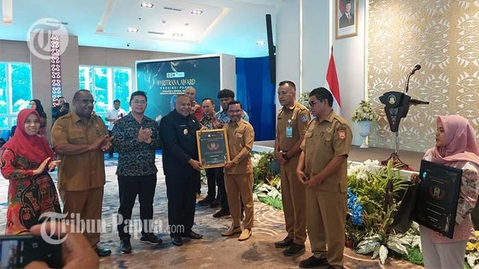 PARITRANA AWARD - Sejumlah kepala daerah dan lembaga swasta serta mitra BPJS Ketenagakerjaan se-Papua menerima Paritrana Award 2026 di Kantor Gubernur Papua, Kota Jayapura, Selasa (16/12/2025). Tampak Wakil Bupati Biak Numfor Jimmy Kapissa menerima penghargaan oleh Wakil Gubernur, Aryoko Rumaropen.