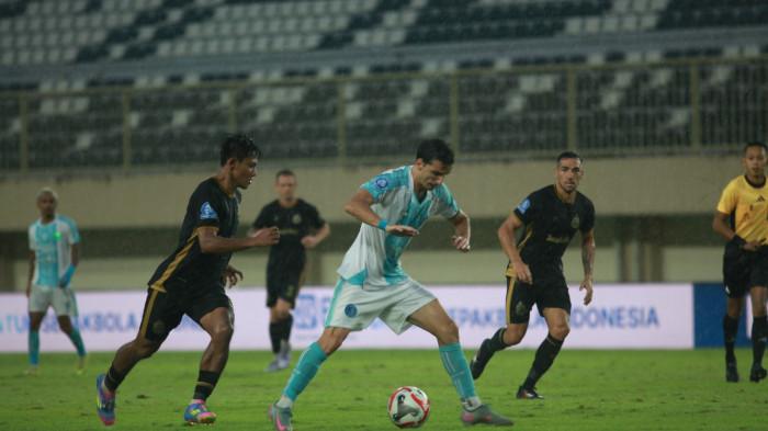 BEREBUT BOLA - Pemain PSBS Biak mengamankan bola dalam laga kontra Bhayangkara FC di tadion Maguwoharjo, Sleman, Yogyakarta pada Senin (12/1/2026). PSBS menghancurkan wajah Bhayangkara, dengan skor akhir 4-1.