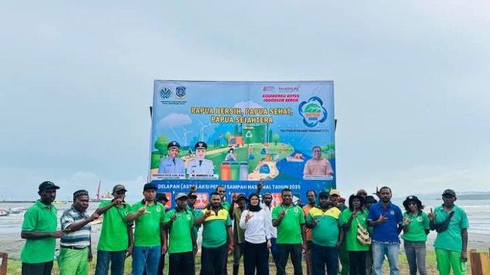Pemerintah dan Masyarakat Sarmi Peringati HPSN Dengan Membersihkan Pantai Losari