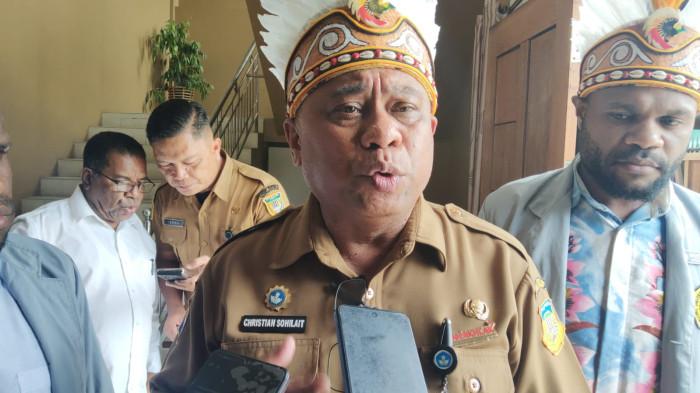 PENDIDIKAN PAPUA - Kepala Dinas Pendidikan Provinsi Papua, Christian Sohilait usai menghadiri kegiatan Temu Ilmiah Ikatan Senat Mahasiswa Ekonomi Indonesia (ISMEI) Wilayah XI (Maluku–Papua dan se-Indonesia), Senin (17/11/2025), di Aula Susteran Maranatha, Waena, Kota Jayapura. Tekankan Pentingnya Digitalisasi bagi Mahasiswa.