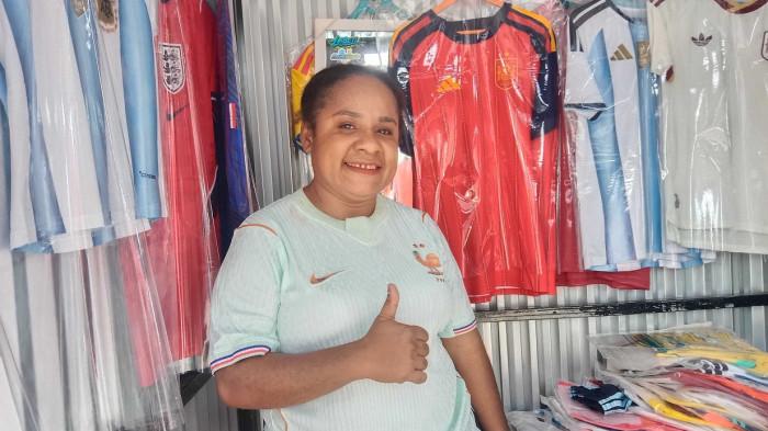 Ibu Penjual Jersey di Mimika Yakin Prancis Juara di Piala Dunia
