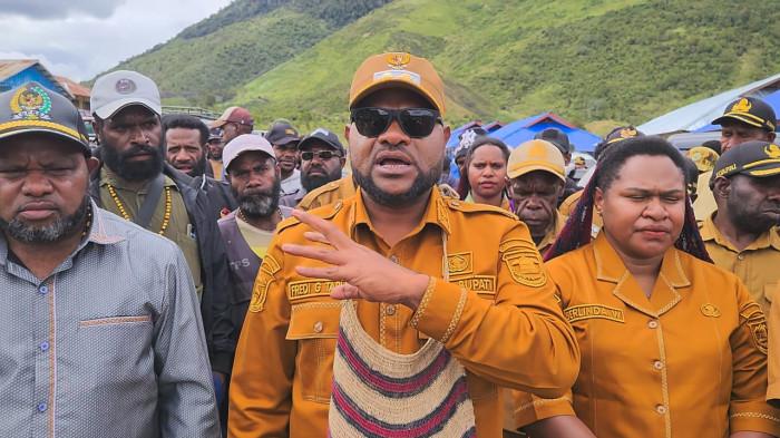 Wakil Bupati Lanny Jaya Fredi Ginia Tabuni di temani Istri saat diwawancarai usai memimpin upacara peringatan Hari Pahlawan Nasional di Distrik Karu, Senin (10/11/2025). (Dok. Humas Lanny Jaya)