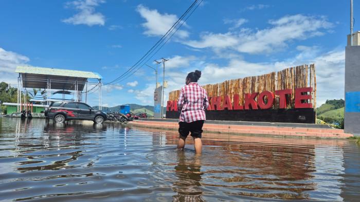 DANAU SENTANI MELUAP - Kondisi di sekitar Dermaga Kalkhote yang terendam air Danau Sentani, Kabupaten Jayapura, Papua.