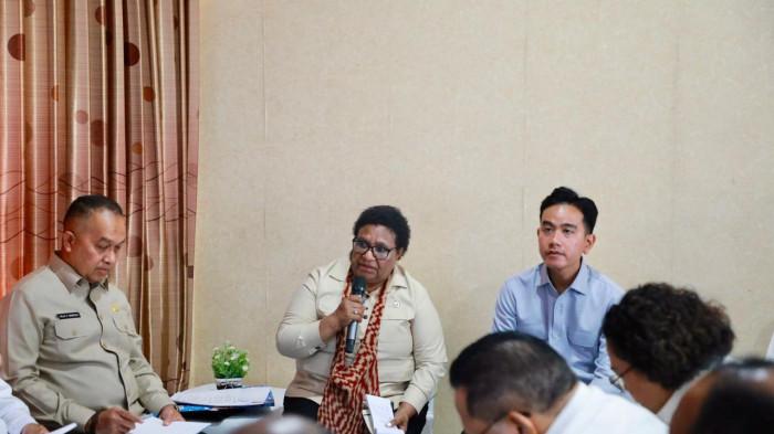 OTSUS PAPUA - Ketua Komite Eksekutif Percepatan Pembangunan Otonomi Khusus (Otsus) Papua, Velix Vernando Wanggai (kiri) rapat dengan Wakil Menteri Dalam Negeri, Ribka Haluk (tengah) dan Wakil Presiden, Gibran Rakabuming Raka di sela Rapat Komite Eksekutif Percepatan Pembangunan (KEPP) Otsus Papua dan Badan Pengarah Percepatan Pembangunan Otonomi Khusus Papua (BP3OKP) di Manokwari, Papua Barat, Senin (3/11/2025). (dok. Humas Kemendagri)