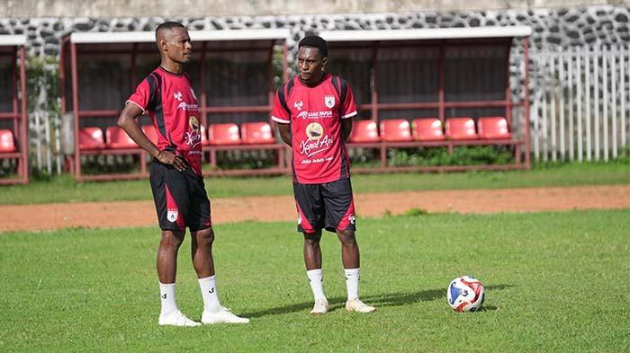 LATIHAN - Bek muda Persipura Jayapura, Alexandro Felix Kamuru (kanan) dalam sesi latihan bersama Ruben Sanadi (kiri) di Stadion Mandala Jayapura, papua, pada Jumat (9/1/2026).