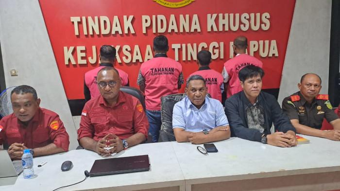 KORUPSI - Kejaksaan Tinggi Papua mengekspose empat tersangka kasus dugaan korupsi pembangunan sarana dan prasarana Aerosport Mimika pada Rabu (29/10/2025) malam. (dok.Kejati Papua)