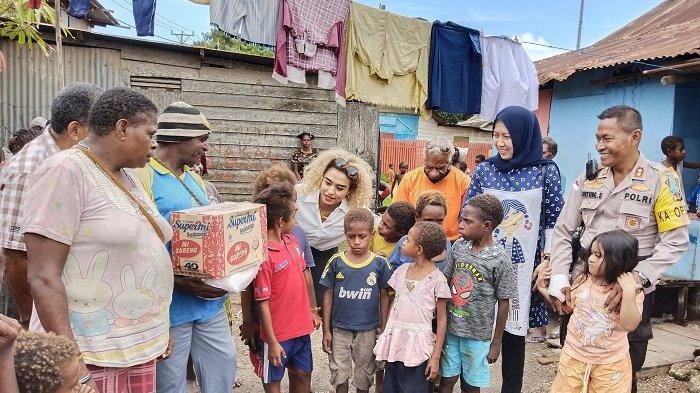 Meriahkan HUT Bhayangkara, Istri Untung Sangaji dan Olvah Bagikan Sembako Kepada Warga