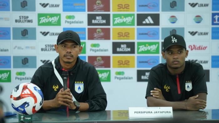 o Salampessy memberikan keterangan usai laga