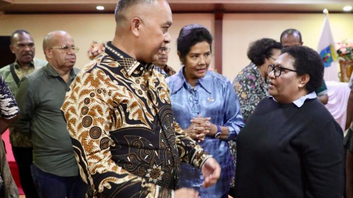 OTSUS PAPUA - Ketua Komite Eksekutif Percepatan Pembangunan Otonomi Khusus (Otsus) Papua, Velix Vernando Wanggai (kiri) berbincang dengan Wakil Menteri Dalam Negeri, Ribka Haluk di sela Rapat Komite Eksekutif Percepatan Pembangunan (KEPP) Otsus Papua dan Badan Pengarah Percepatan Pembangunan Otonomi Khusus Papua (BP3OKP) di Manokwari, Papua Barat, Senin (3/11/2025). (dok. Humas Kemendagri)