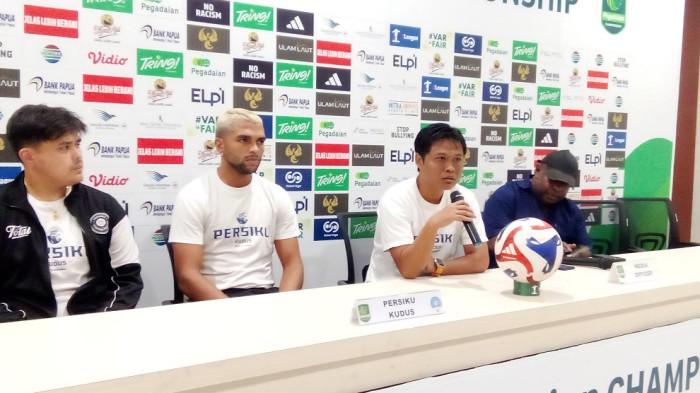 SEPAK BOLA - Pelatih Persiku Kudus, Bambang Pujo Sumantri, saat memberikan keterangan dalam konferensi pers jelang laga menghadapi Persipura Jayapura di Stadion Lukas Enembe, Sentani, Sabtu (2/5/2026).