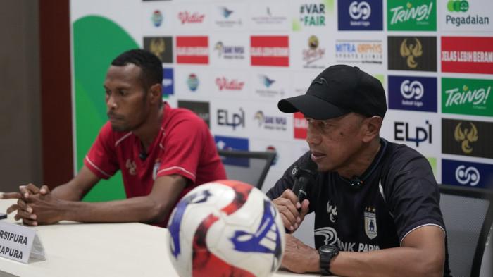 PERSIPURA – Pelatih Persipura, Rahmad Darmawan bersama kapten Ruben Sanadi saat konferensi pers jelang laga playoff promosi Liga 1 antara Persipura Jayapura melawan Adhyaksa FC Banten di Stadion Lukas Enembe, Sentani, Kamis (7/5/2026).
