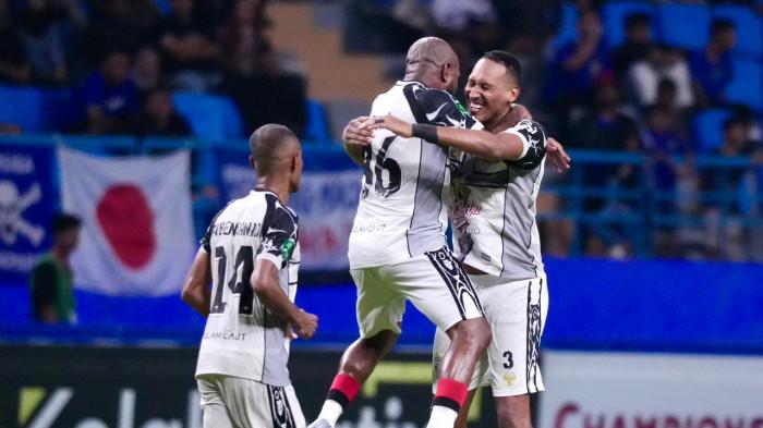 SELEBRASI - Legenda Persipura Jayapura. Boaz Solossa merayakan gol kemenangan. Bertandang ke Stadion Batakan, Kalimantan Timur, Sabtu (4/4/2026) malam, tim berjuluk Mutiara Hitam berhasil mencuri poin penuh lewat kemenangan tipis 1-0 atas tuan rumah Persiba Balikpapan.