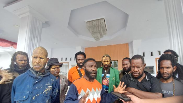 BENCANA NDUGA - Mahasiswa dan masyarakat asal Kabupaten Nduga saat diWawancarai di Wamena kemarin.